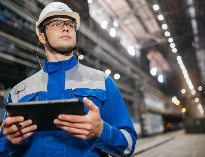 Técnico cargando la inspección desde una tablet en planta